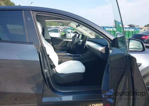 2023 Tesla Model Y Awd/Long Range Dual Motor All-Wheel Drive z USA, uszkodzony, nr VIN 7SAYGDEE4PA167984